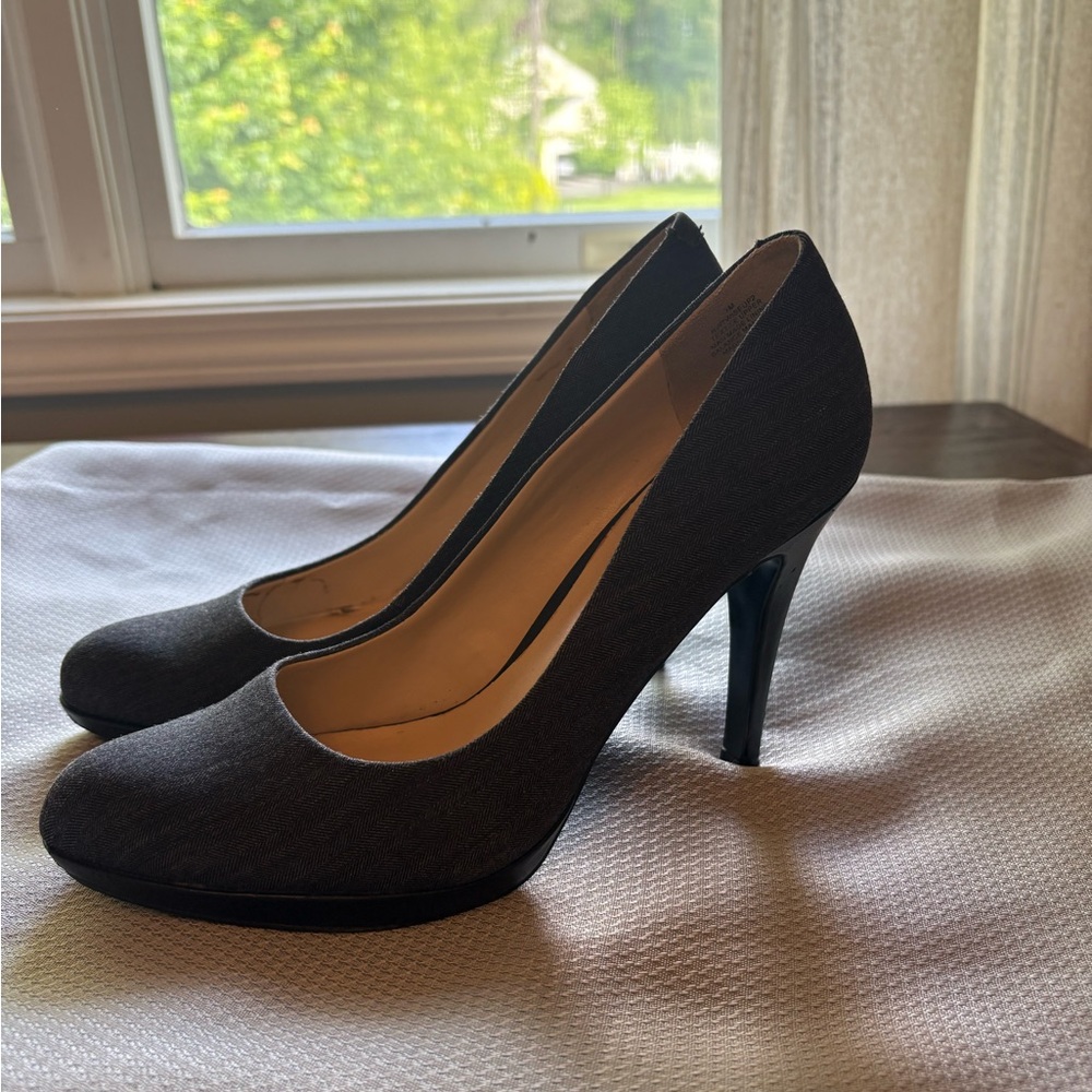 Women’s Nine West Dark Gray Fabric Heels. Size 7. Great condition!